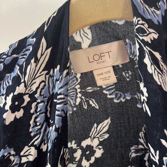 Ann Taylor Loft blue and navy print kimono. - Picture 2 of 4
